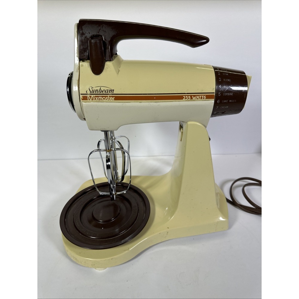 VTG Sunbeam Mixmaster Deluxe 12 Speed Stand Mixer w/bowl And mixers Cream/Brown